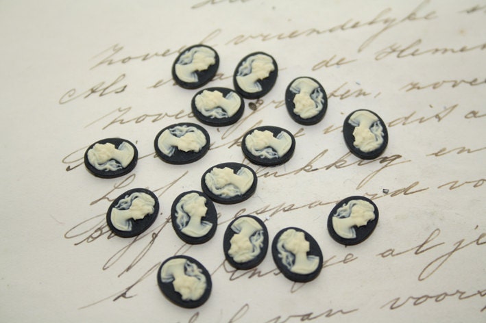 15 unset lady cameos - Ivory on black - 8x10mm