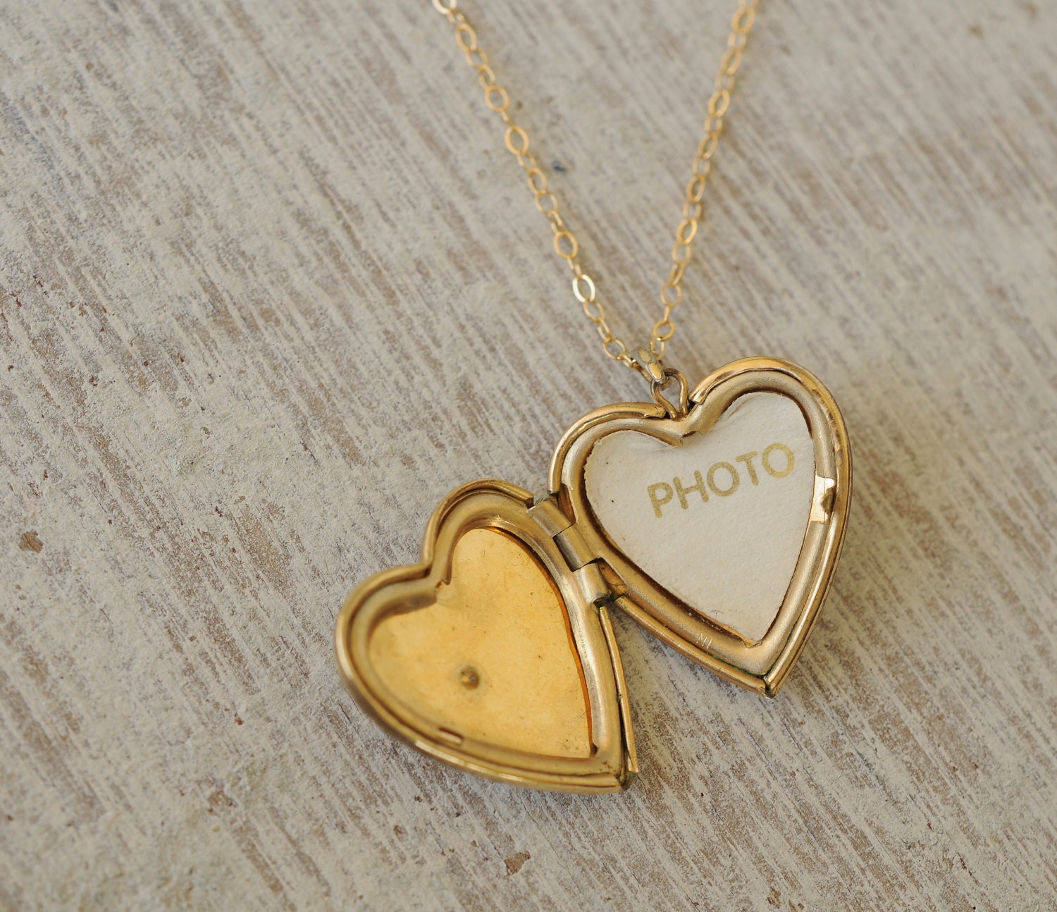 1970s vintage / gold heart locket // MOM