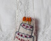 Kawaii necklace with birthdaycake in felt  / Jolie collier avec gâteau anniversaire  en feutrine