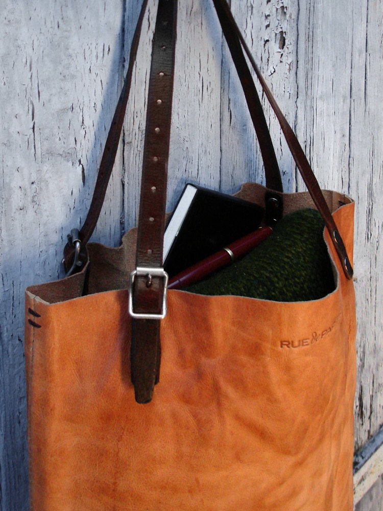 Custom size leather bag / Carry-all tote / Vintage army details / Cognac color / Made to order.