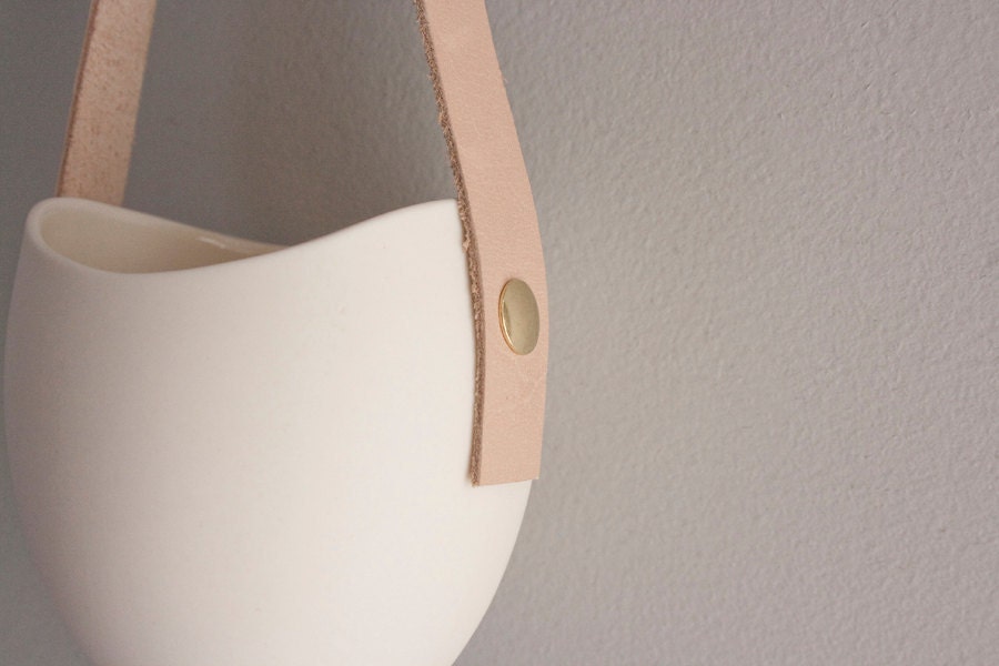 Set of 3 porcelain and leather hanging containers