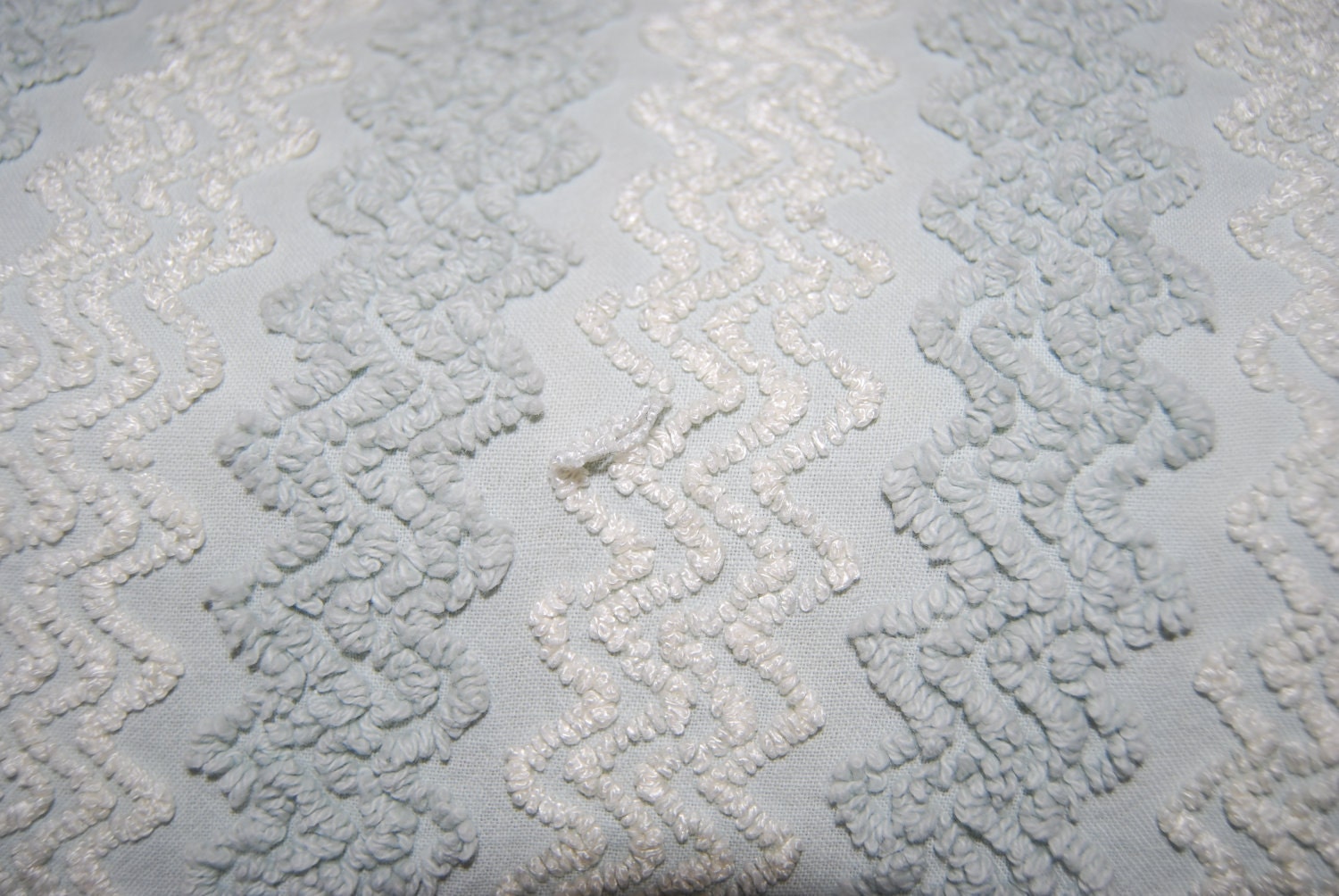 Beautiful  90x 106 Cabin Crafts Vintage Chenille Bedspread in blue zig zag