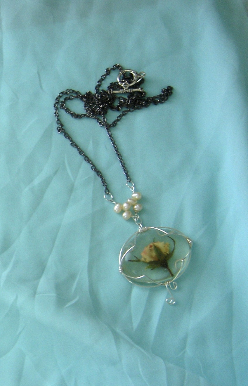 Necklace, pressed flower jewelry. Necklace with a natural rose ( resin ). Single flower pendant. Romantic sweet pendant.