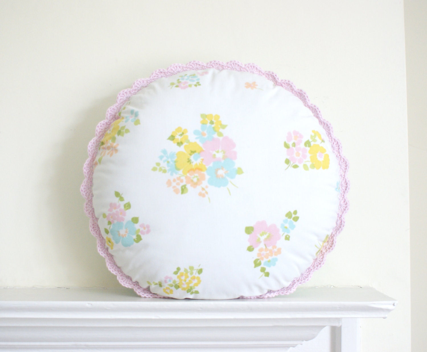 Round pillow/cushion with crochet edge