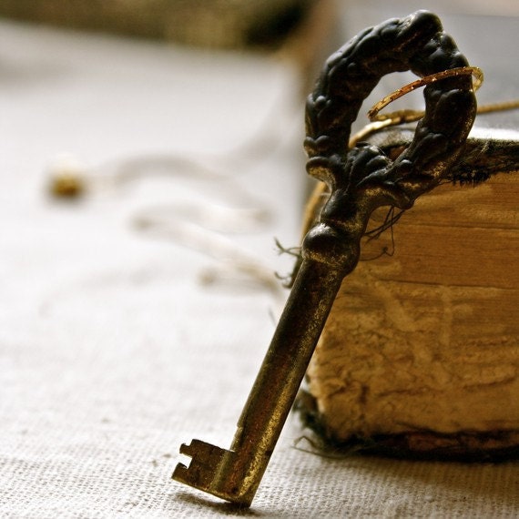 your key to the secret garden - vintage skeleton key necklace collection for autumn totally unique and patina gold toned interesting clasp