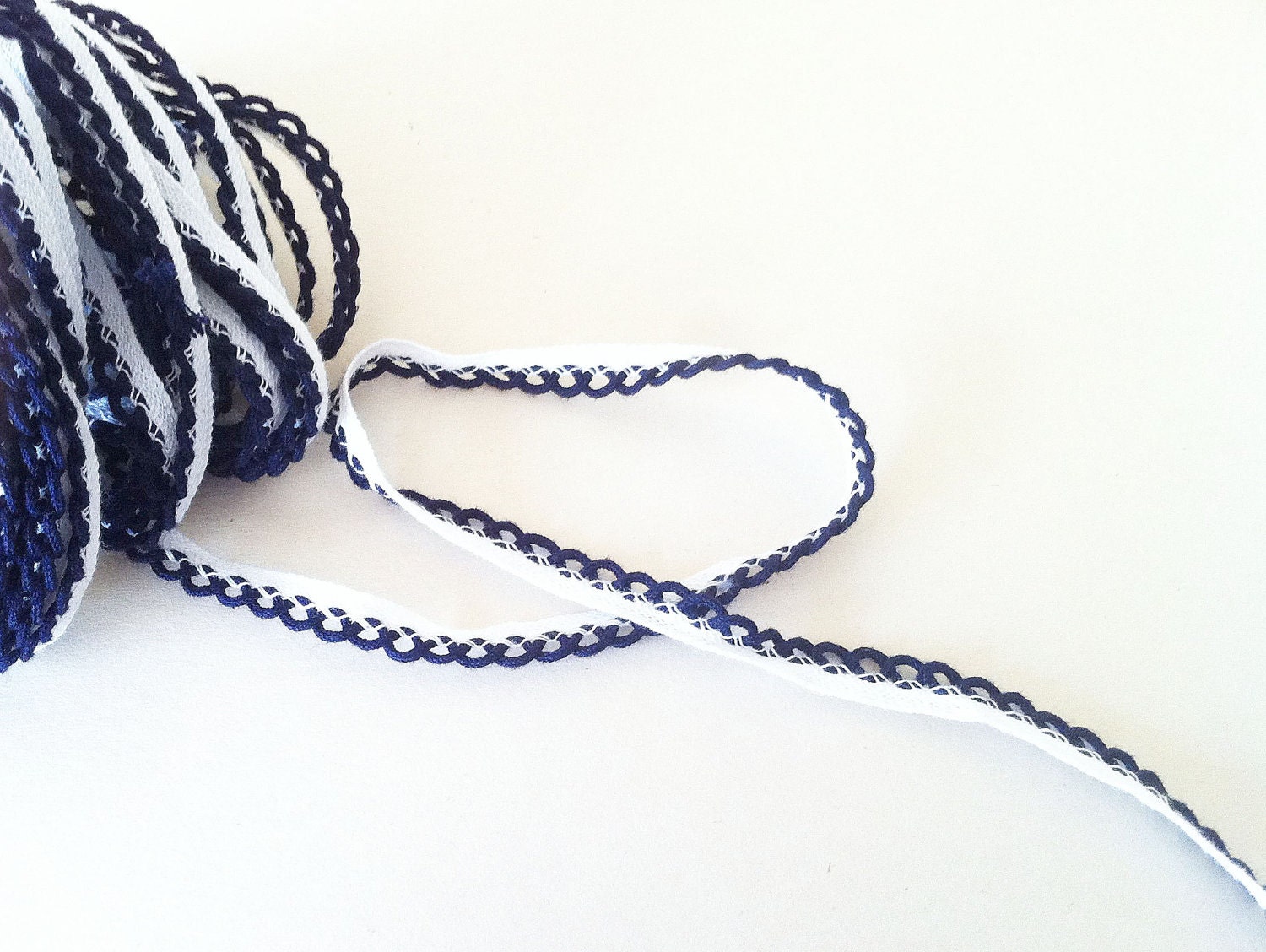 Scallop trim blue and white 3.3 Yards