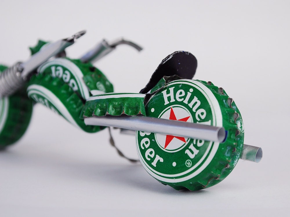 Heineken Redneck Chopper, purdy gift fer motorcycle lovers, made outta beer caps
