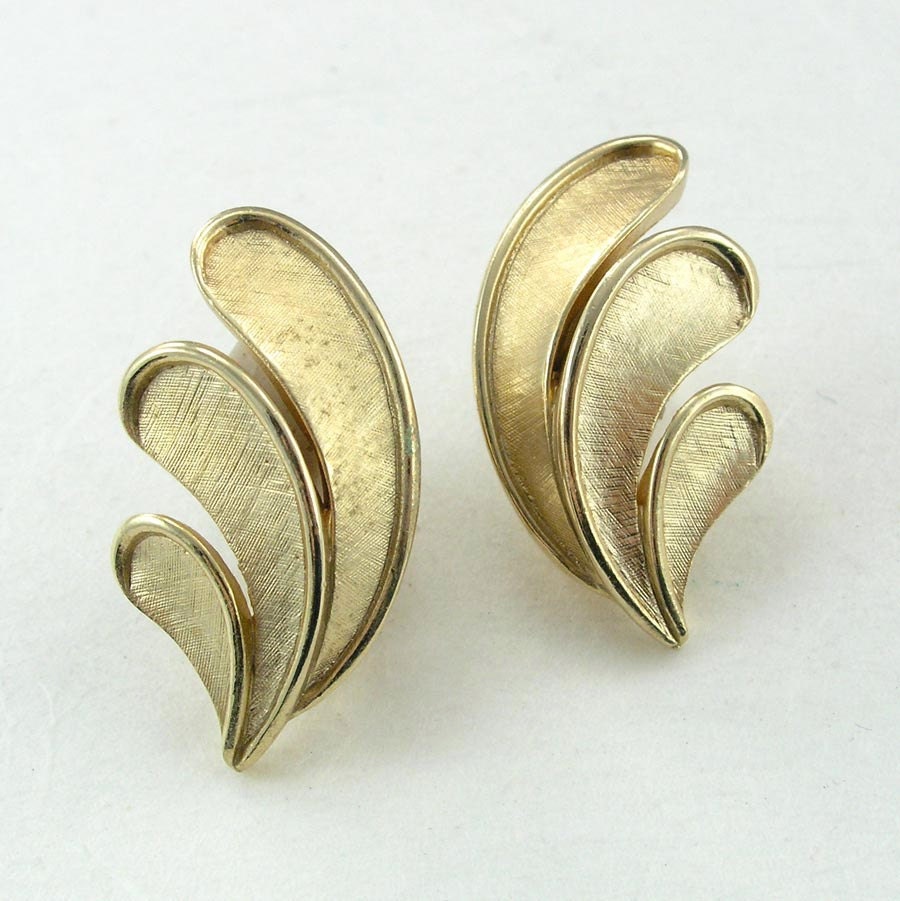 Vintage Crown Trifari Clip On Earrings Stylized Feather Plume Gold Tone