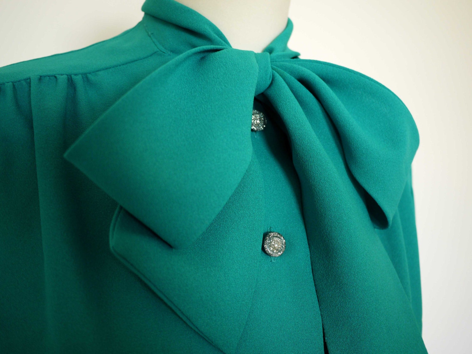Vintage 70s Blouse // Pussy Bow Collar (medium)
