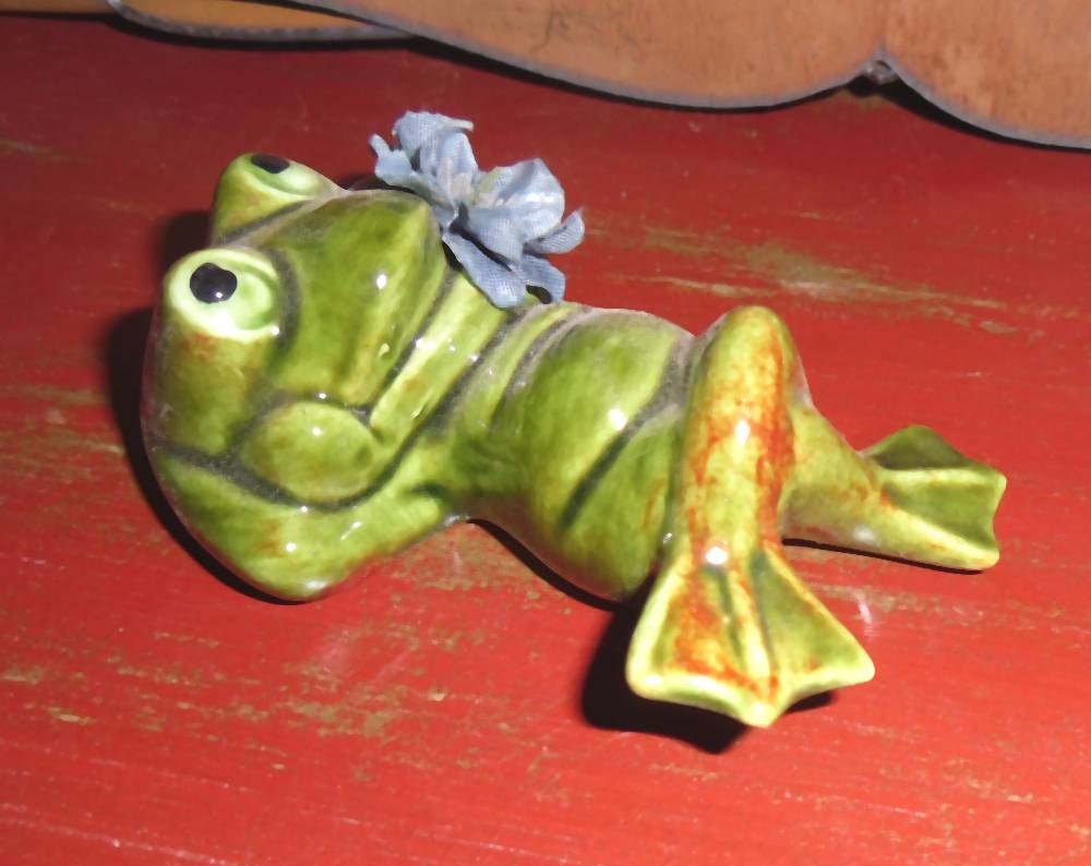 Reclining lazy GREEN FROG with purple  flower  Refrigerator MAGNET  Figurine Toad Hand Made Ceramic  Whimsical