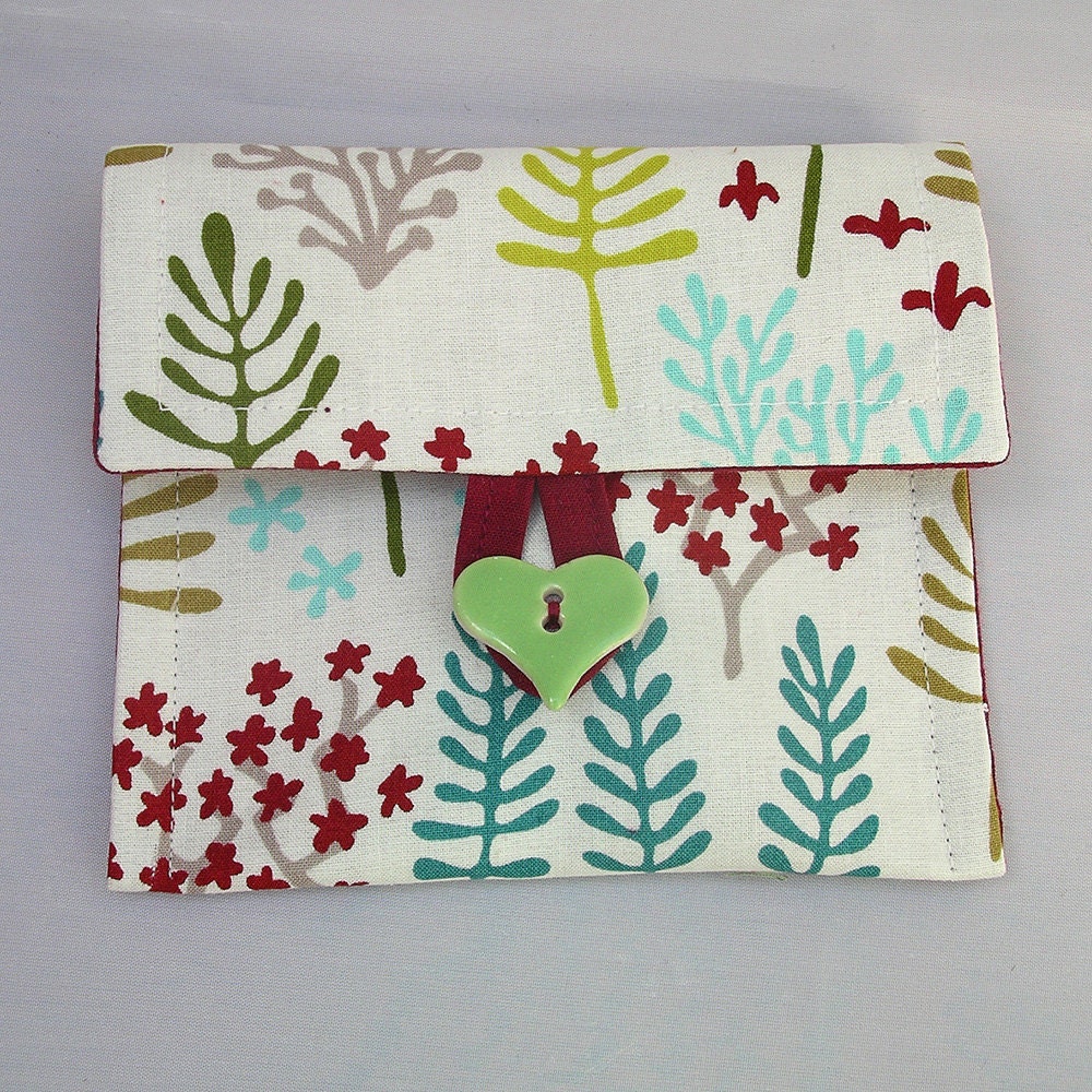 Card holder or purse / wallet in organic nature print cotton with handmade ceramic heart button