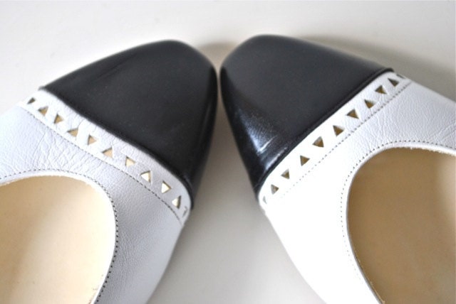 Black and white heels, vintage sling back heels, black cap toe color block, geometric