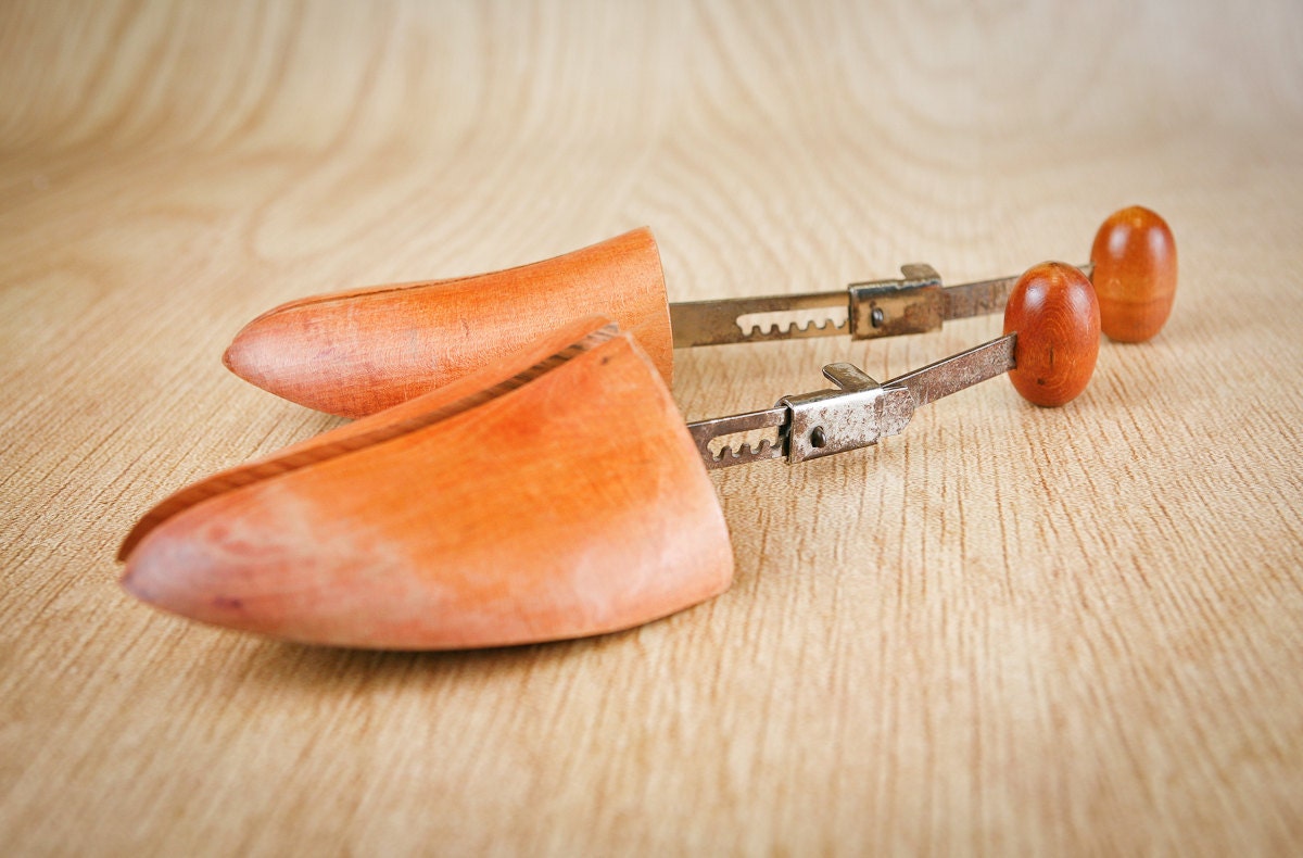 Shaped wood shoe keepers, Men's (one pair).