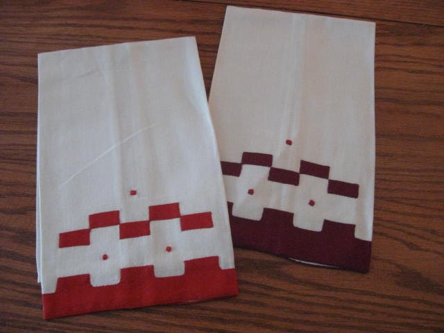 2 Vintage 1940's Appliqued Linen Hand Towels, Crimson and Grape