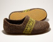 Felted clogs with lace with natural rubber soles