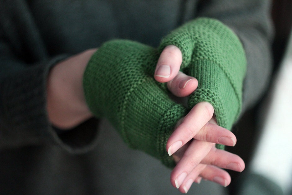 Hand knitted green fingerless gloves. Very soft and cozy gloves. Size small / medium. - aisimknits