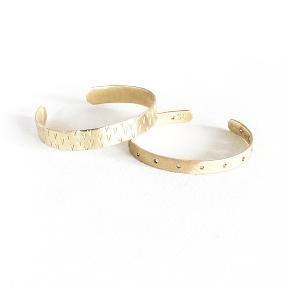 Brass Bangles Cuff Set / hand-formed brass bangle bracelets / hammered arrow design / the shiny tribal & matte gold pierced cuff gift set
