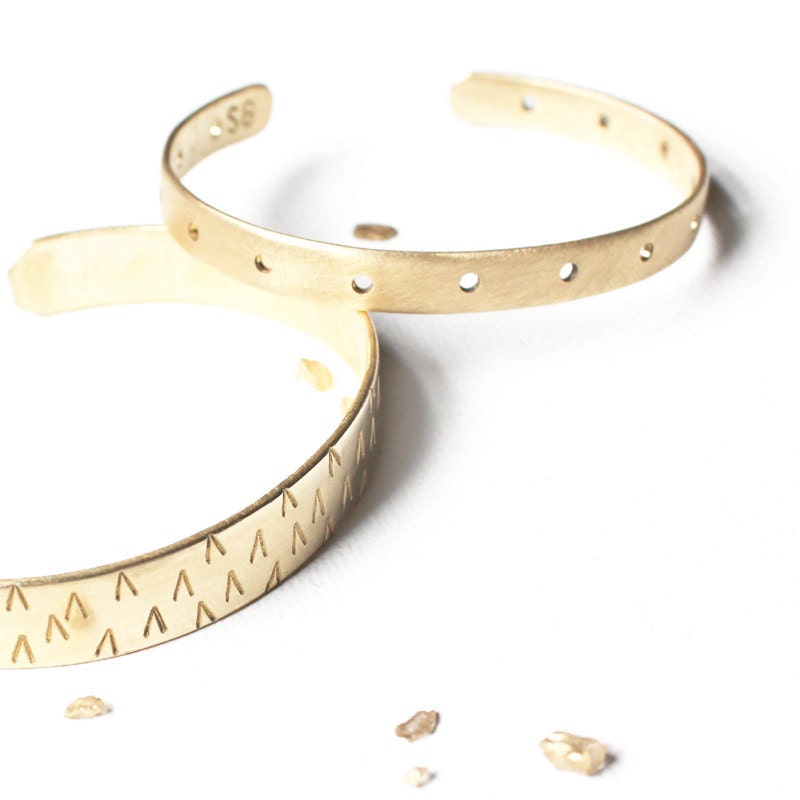Brass Bangles Cuff Set / hand-formed brass bangle bracelets / hammered arrow design / the shiny tribal & matte gold pierced cuff gift set