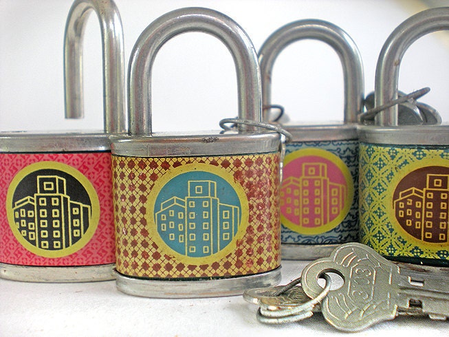 Beautiful cityscape novelty padlock with keys