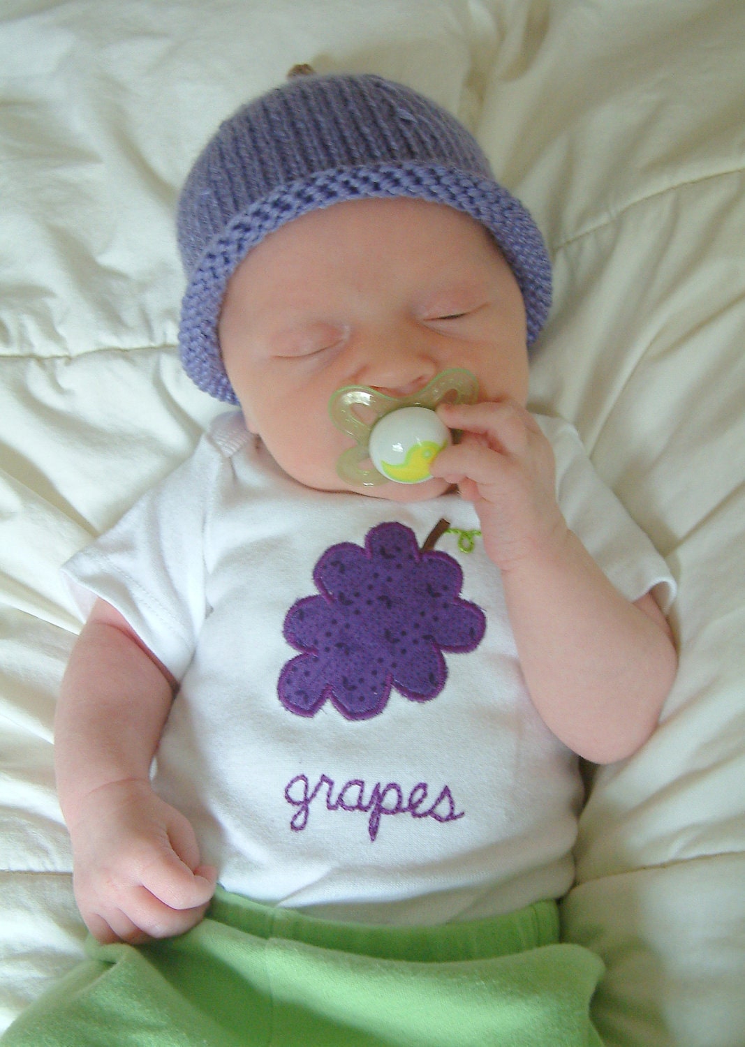 GRAPES Gift Set - Bodysuit / Onesie and Hat - Short Sleeve, Two Piece, Baby Girl or Boy  - Available in NB, 3, 6, 9, 12, 18 and 24 months