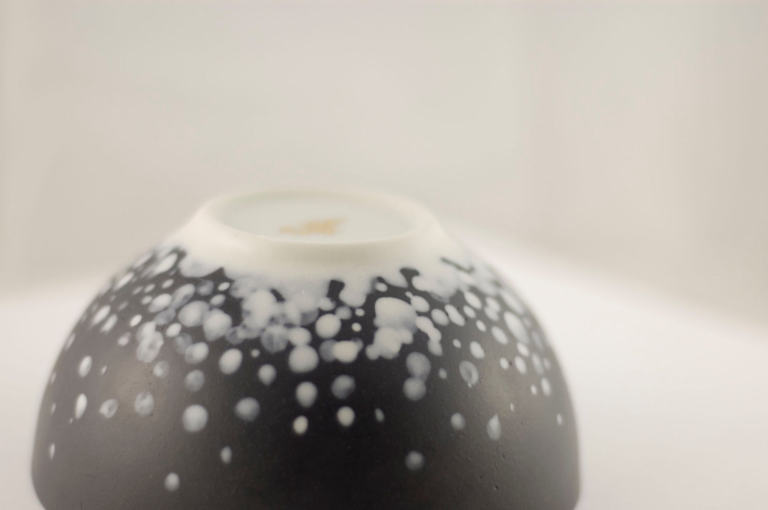 Charcoal porcelain bowl with white splash pattern