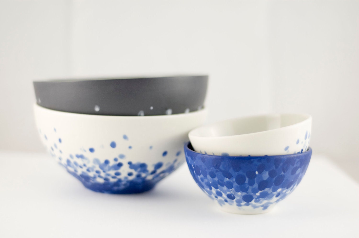 Charcoal porcelain bowl with white splash pattern
