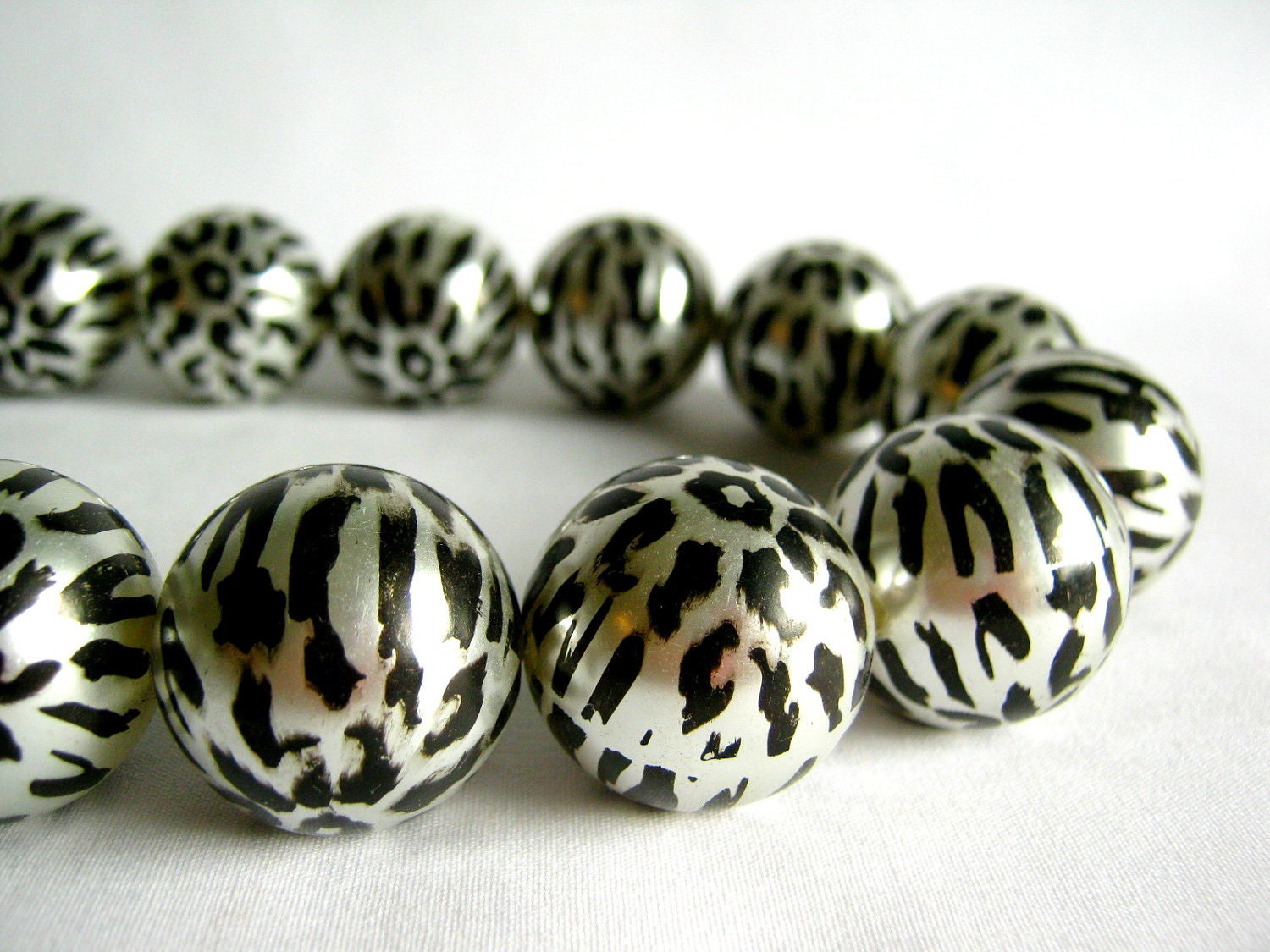 silver and black animal print acrylic round beads 23mm 1/2 strand - karmabeadsupply