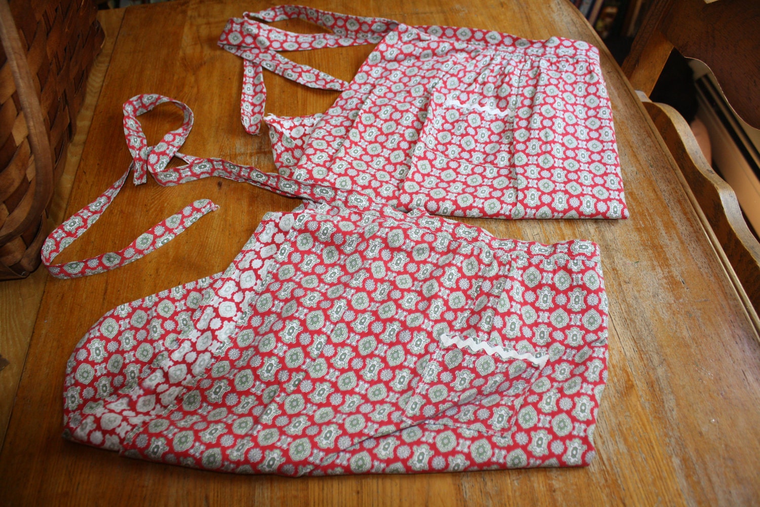 Set of 2 Matching Red & Green Kitchen Aprons