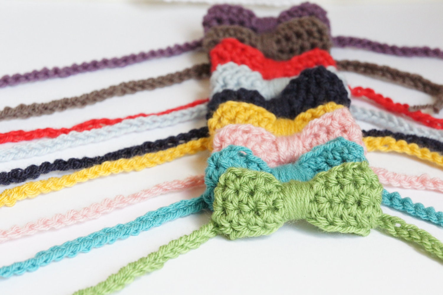 CROCHET BOW in grassy green, headband / bow tie