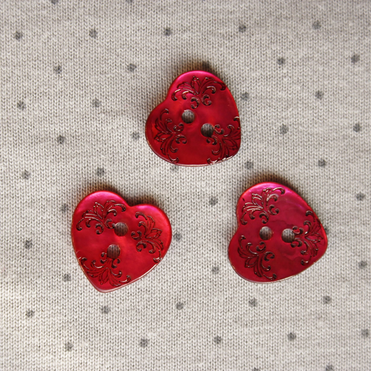Shell heart button 15mm.- engraved - fuchsia - 3 pcs