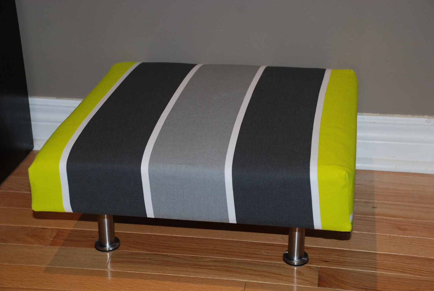 18"x18" Upholstered Pet Bed / Cat Bed / Small Dog Bed /// Pet Lounger