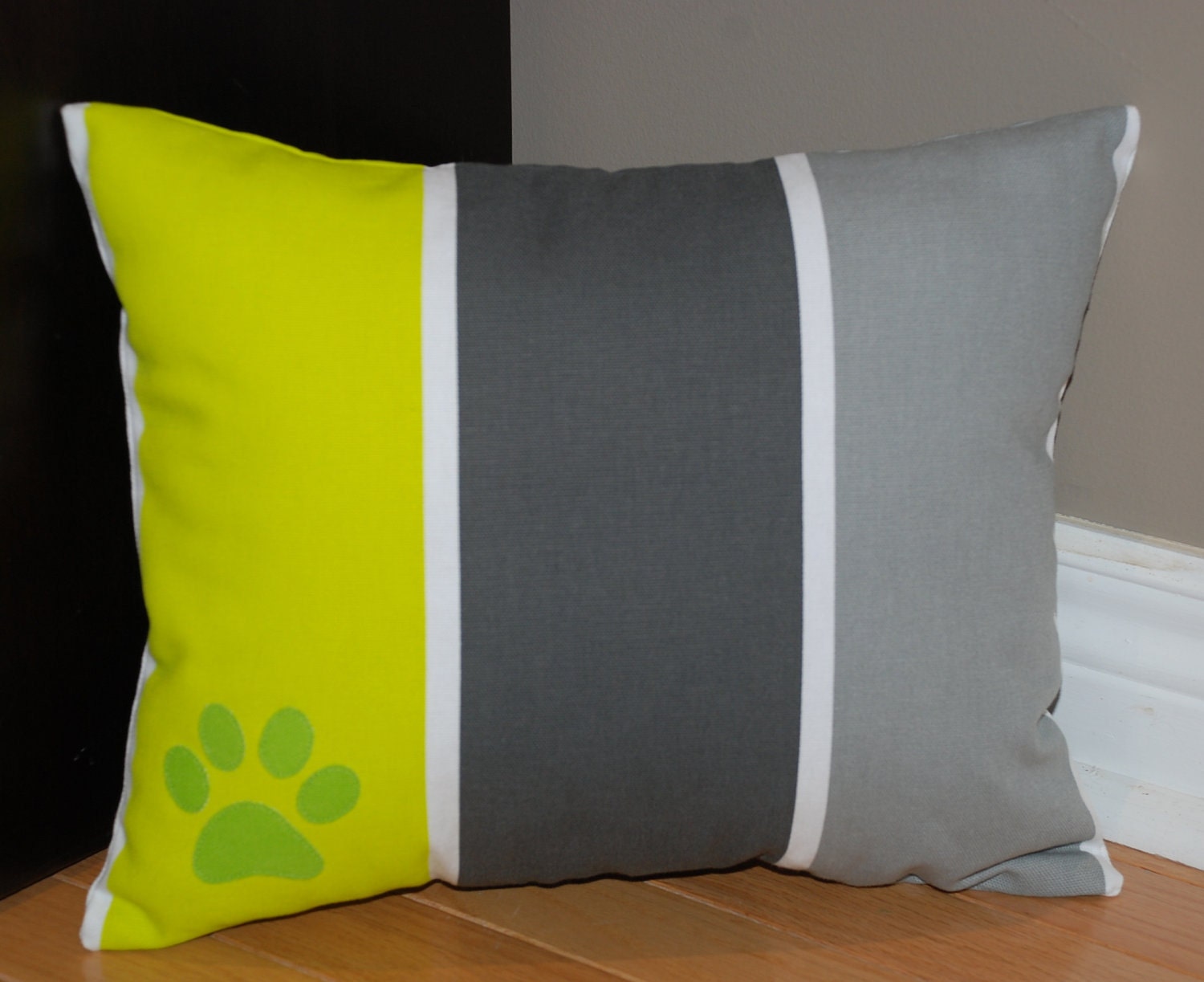 24"x24" Upholstered Pet Bed / Cat Bed / Small Dog Bed /// Pet Lounger with Pillows