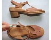 Vintage 70s T-strap heels Sandals leather and wood sz 8
