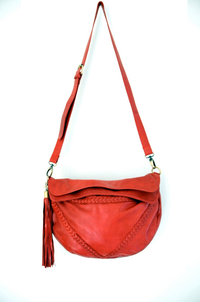 TRIANGULO. Leather shoulder bag. removable tassel. crossbody bag. Available in different leather colors.