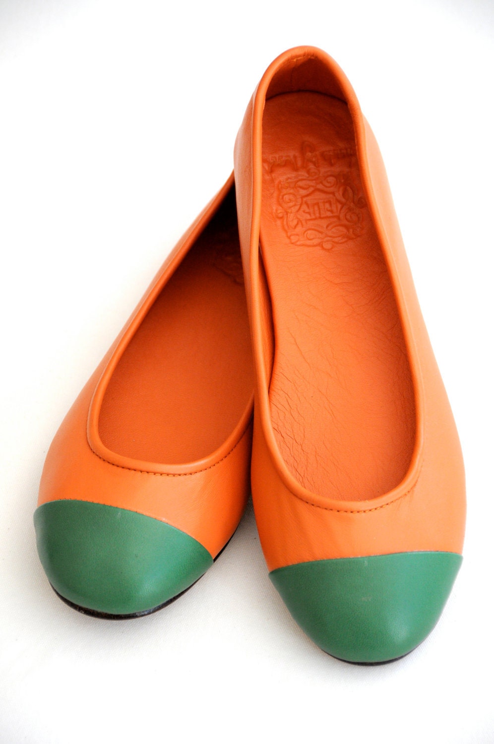 ANN. womens flat shoes / leather ballet flats. sizes 35-43. Available in different leather colors.