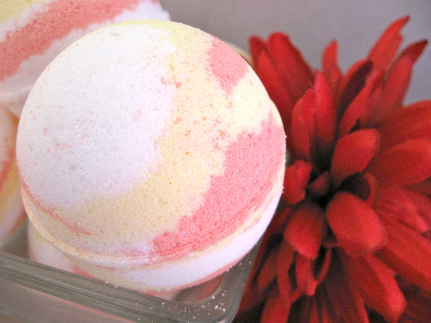 Bath Bomb - Plumeria - Vegan Moisturizing Bath Bomb