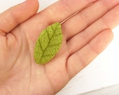 Summer leaflet plush brooch / Cute nature inspired leaf pin / Woodland gift for St. Patrick's Day in green / Made to order