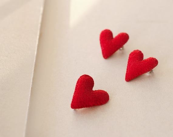 1 pcs. Red heart plush brooch / Valentine gift / Love gift for her