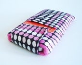 iPhone 4s sleeve, iPhone 4 cover, iPhone 3GS case, iPhone cozy, iPod cover, iPhone pouch in black and pink dotted fabric