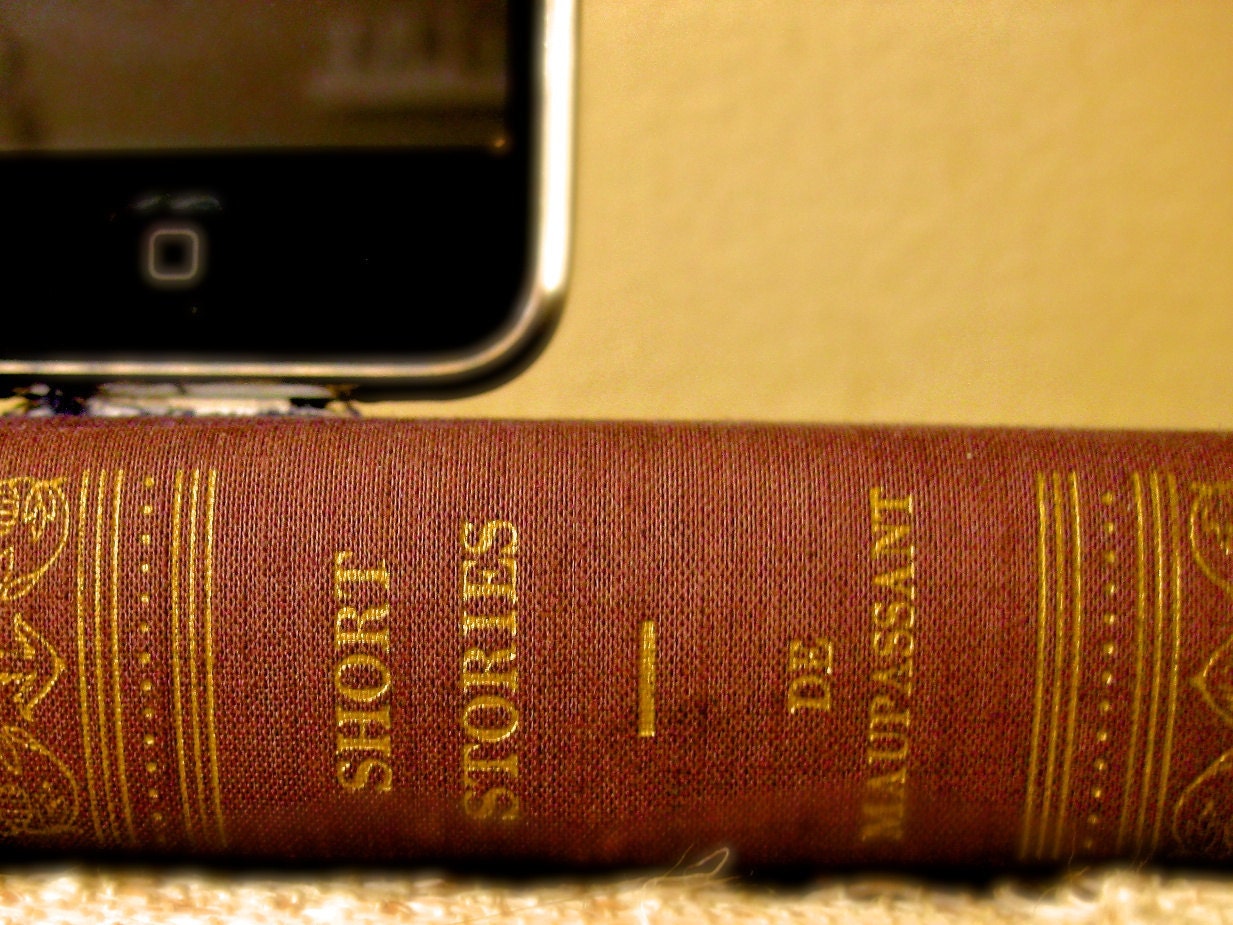 Apple BookDock - Short Stories de Maupassant (vintage, 1942)