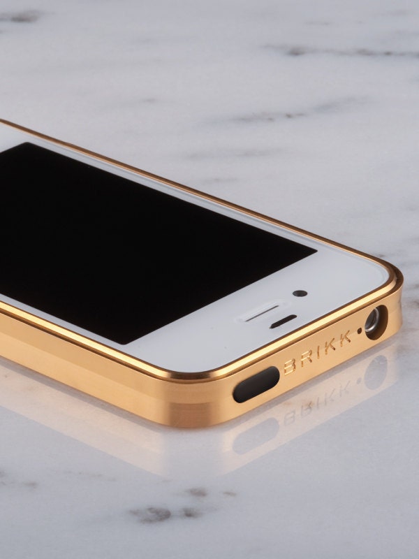 The Trim in Gold: a precision iPhone case finished in pure Gold. Radiates luxury.