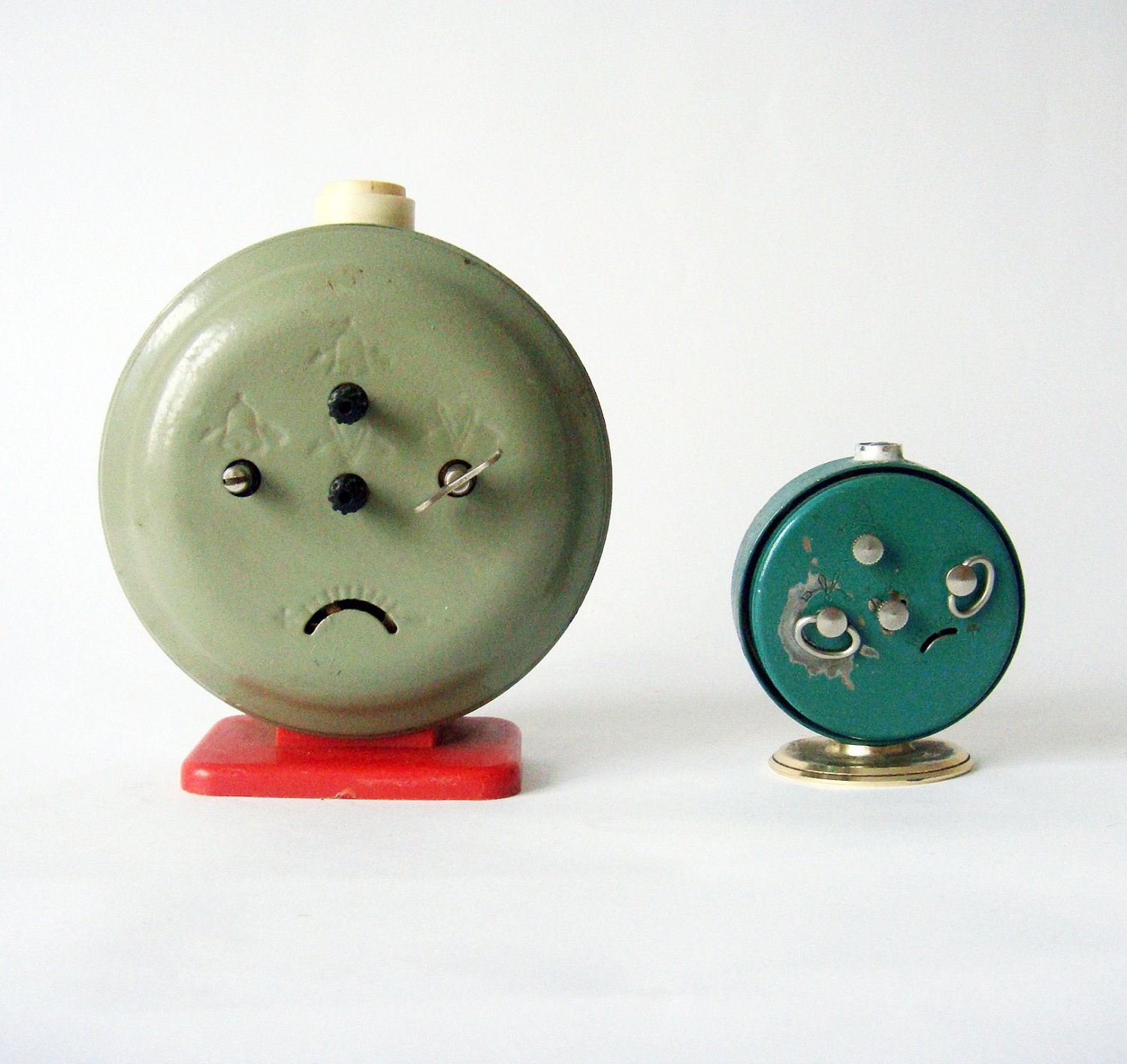 Set of two sovietic non working Clocks - russian Jantaz and Slava vintage alarm mechanical clocks red black