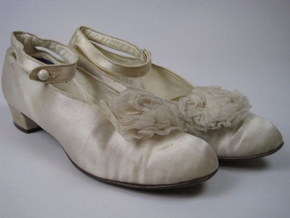 Vintage ANTIQUE WEDDING Shoes Cream Silk Satin Heels Teens 1910s 1920s 5B Chiffon Rosette Button Sides Detroit Michigan R.H. Fyfe & Company