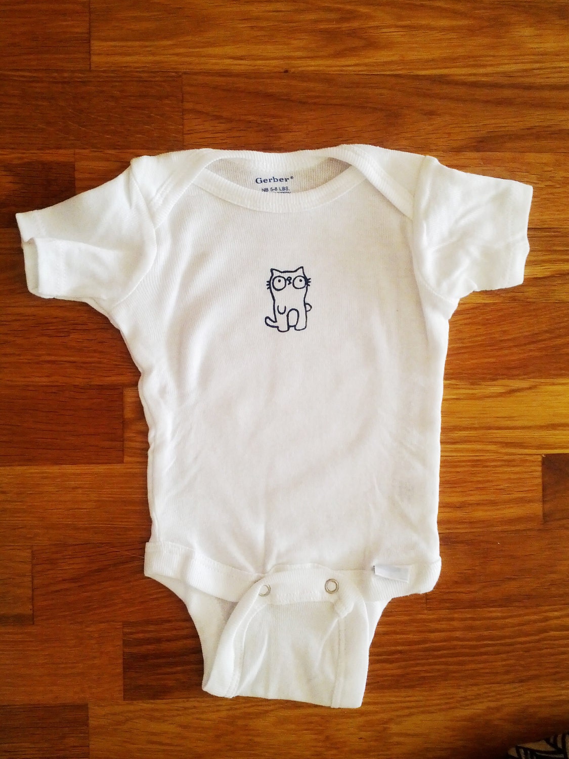 Newborn 5-8 lbs onesie with silkscreen cat