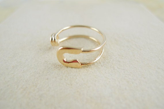 gold safety pin ring us ring size 5 1/2- 8