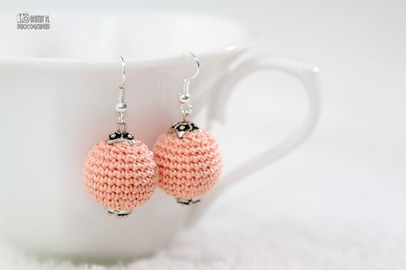 Pastel Peach Crochet Earrings. Spring fashion. Handmade textile jewelry by MagazinIL.