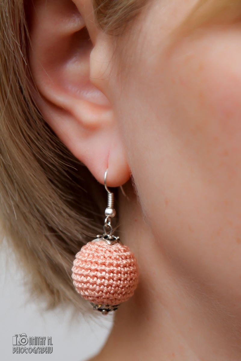 Pastel Peach Crochet Earrings. Spring fashion. Handmade textile jewelry by MagazinIL.