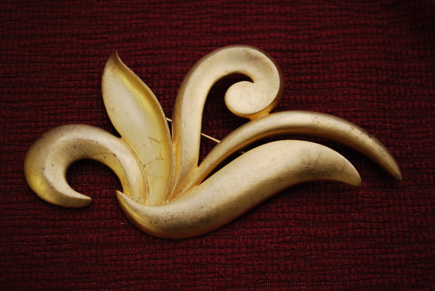 Vintage J.J. goldtone large Brooch