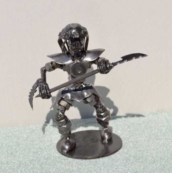 PREDATOR 7 inches, Weapons - Scrap Metal Art
