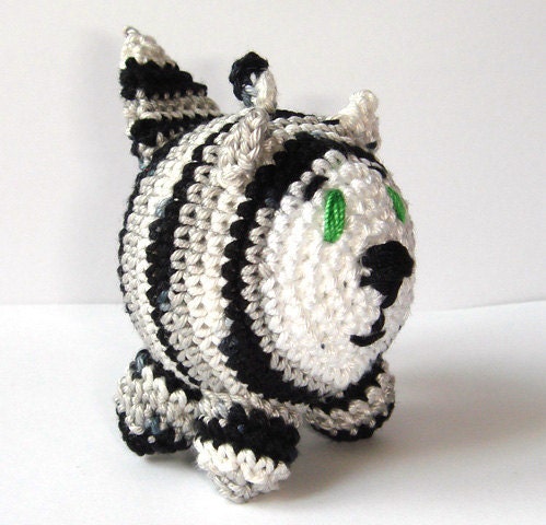 Rattle cat Crochet black white kitten - toy rattle - pet - Teething Toy - Breastfeeding Babywearing teether - Crochet toy - Nursing